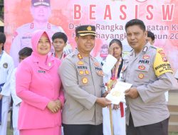 Kapolres Sumbawa Beri Beasiswa Dan Penghargaan Pada Putra dan Putri Polri Berprestasi