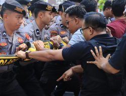 Tidak Terima Hasil Pilkada, Ribuan Massa Aksi Menyerang Kantor KPU NTB