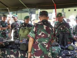 Kasdam XII/Tpr Dampingi Kasum TNI Periksa Kesiapan Operasi Satgas Yonif 642/Kps