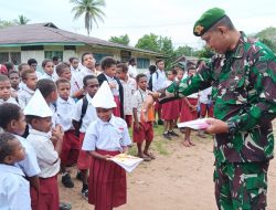 Peduli Pendidikan Papua, Satgas Yonif 125/SMB Bagikan Buku Dan Alat Tulis di SD YPPK Hati Kudus Eci