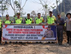 Kapolres Muba Pimpin Lansung Pembuatan Perimeter Disekitar Lokasi Kebakaran Sumur Minyak Illegal Drilling