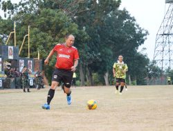 Pangkostrad adu skill Sepak bola dengan Pangdivif 2 Kostrad di Yonif 514/SY Kostrad