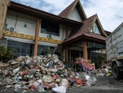 Akibat Anggaran Pengelolaan Sampah Tidak Cair Berapa Unit Truk Sampah Buang Sampah Depan Kantor Bupati Dan DPRD