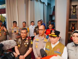 250 Personel Polri-TNI Dibekali Pelatihan Penanganan Karhutla, Kapolda Sumsel : Kita Pedomani Inpres No 3 Tahun 2020.  PALEMBANG – Sebanyak 200 personel Polri dan 50 personel TNI mulai menjalani latihan penanganan karhutla secara teori dan praktek, selama 3 hari dengan instruktur dari Manggala Agni, dikomplek Jakabaring kota Palembang.  Pelatihan dibuka secara resmi oleh Pj Gubernur Sumsel Elen Setiadi di aula Griya Agung Kamis (25/7/2024) dan dihadiri Ketua DPRD Provinsi Sumsel Dr Hj R A Anita Noeringhati, SH MH, Kapolda Irjen A Rachmad Wibowo, Kajati Sumsel DR Yulianto SH MH, Ketua Pengadilan Tinggi DR Moch Eka Kartika EM SH MHum, Danrem 044/Gapo Brigjen TNI Muhammad Thohir, Kepala BPBD Aksoni SE MM, Kepala Balai PPIKLH Ferdian Krisnanto serta undangan lainnya.  Pj Gubernur Sumsel dalam amanatnya menyampaikan terimakasih dan apresiasinya kepada pihak yang menginisiasi diselenggarakannya kegiatan pelatihan penanggulangan kebakaran hutan dan lahan, dan penanganan karhutla yang melibatkan semua stakeholder, baik dipemerintah pusat maupun pemerintah daerah bahkan dari dunia usaha ataupun pihak swasta.  “Sebagaimana kita ketahui bahwa musim kemarau tahun 2024 ini dipengaruhi La Nina seperti yang disampaikan oleh Badan Meteorologi dan Klimatologi, kondisi ini sebenarnya merupakan kabar baik bagi kita semua karena dengan pengaruh La Nina walaupun di musim kemarau masih akan terdapat hujan.   “Dengan adanya hujan menyebabkan kondisi lahan menjadi basah dan potensi kebakaran akan menjadi berkurang. Tapi ini secara teori, tetapi faktanya beberapa hari kemarin kita mendapatkan informasi dibeberapa titik di wilayah Provinsi Sumatera Selatan telah terjadi kebakaran lahan yang cukup mengkhawatirkan seperti terjadi di Kabupaten Ogan Ilir, PALI, OKI dan Kabupaten Musi Banyuasin,” ujarnya.  Menurutnya upaya mitigasi perlu ditingkatkan seperti kegiatan sosialisasi, patroli dan pemadaman dini untuk mencegah makin meluasnya kebakaran hutan dan lahan.   “Karena jika tidak ditangani secara dini, maka potensi penyebaran luas kebakaran dengan kondisi lahan yang kering, keterbatasan sumber air serta akses yang sulit untuk mobilisasi peralatan dan personil membuat api akan semakin cepat meluas dan akan lebih sulit untuk dipadamkan,” tuturnya.  Gubernur mengingatkan kebakaran hutan dan lahan merupakan ancaman serius bagi lingkungan dan masyarakat. Setiap tahun, dihadapkan pada tantangan besar untuk mengatasi bencana karhutla dan dampaknya yang sangat luas, kerusakan ekosistem, kerugian ekonomi, gangguan kesehatan masyarakat hingga berdampak pada kerusakan lingkungan seperti terjadinya perubahan iklim, emisi gas rumah kaca, kelangkaan biodiversitas dan sumber daya air yang saat ini menjadi salah satu issue penting internasional.  “Oleh karenanya perlu ditegaskan kembali agar kita dapat mengendalikan dan menjaga hutan dan lahan kita dari kebakaran hutan dan lahan. Pelatihan ini diselenggarakan dengan tujuan untuk meningkatkan kapasitas dan kesiapsiagaan kita dalam menghadapi dan menanggulangi kebakaran hutan dan lahan,” tandasnya.  Dirinya berharap melalui pelatihan yang dilaksanakan, petugas mampu memahami penyebab dan karakteristik kebakaran hutan dan lahan, mampu menguasai teknik pencegahan dan pemadaman kebakaran secara efektif, mampu meningkatkan kemampuan koordinasi dan komunikasi dalam penanganan karhutla serta mampu memahami aspek hukum dan regulasi terkait pengendalian karhutla.  “Saya berharap seluruh peserta dapat mengikuti pelatihan ini dengan sungguh sungguh dan aktif. Ilmu dan keterampilan yang Anda dapatkan akan sangat berharga dalam upaya kita bersama melindungi hutan dan lahan dari ancaman kebakaran.Ingatlah bahwa tugas kita tidak hanya memadamkan api, tetapi juga melakukan upaya pencegahan, oleh karena itu, edukasi dan sosialisasi kepada masyarakat juga menjadi bagian penting dari tugas kita. Semoga pelatihan ini membawa manfaat bagi kita semua dan dapat berkontribusi dalam menjaga kelestarian lingkungan serta kesejahteraan masyarakat,” harapnya.  Sementara itu Kapolda Sumsel Irjen A Rachmad Wibowo mengatakan pihaknya yang meminta pelatih dari ahlinya pemadaman kebakaran hutan dan lahan dari Manggala Agni yang  Langsung dibawah ibu Menteri Lingkungan Hidup dan Kehutanan.  “Untuk peralatan alhamdulillah sudah kami lengkapi ada alat pelindung diri kemudian juga ada peralatan pompa seperti yang tadi sudah kita lihat bersama,” ujarnya.   Irjen Rachmad Wibowo menyebut, dengan adanya tambahan kekuatan 250 personel yang dilatih tersebut, nantinya akan  ada kekuatan berjumlah 490 personel pemadam karhutla di Sumsel (240 personel dari Manggala Agni).  Rachmad Wibowo mengingatkan Intruksi Presiden No 3 tahun 2020 tentang penanggulangan Karhutla yang disebut melibatkan 28  Kementerian lembaga hingga unsur terbawah para Bupati dan Walikota