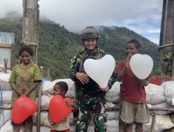 Satgas TNI Bangkitkan Semangat Anak-Anak Yigi Dalam Peringatan Hari Anak