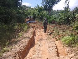 TMMD Ke-121 Dandim 1210/Landak Buka Akses Jalan Dan Kerahkan Dua Alat Berat