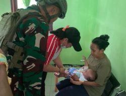 Satgas Yonif 762/VYS Bantu Puskesmas Berikan Imunisasi Balita