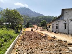 Proyek Pembangunan Jalan Paving Blok,Jl. Lebih Baik RT 049/RW 008 Kel. Sedau Th 2022 di Bongkar Oknum Pemilik Tanah Ada Apa