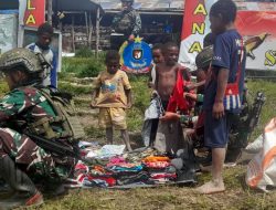 Kepedulian Satgas TNI Bagi Baju Gratis Untuk Warga Gigobak