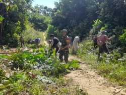 Babinsa Bersama Pemdes dan Masyarakat Lakukan Gotong Royong Perbaikan Jalan Lintas Kabupaten