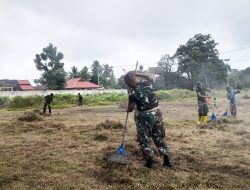 Babinsa Bersama Masyarakat Sota Kerja Bhakti Bersihkan Lapangan Pattimura