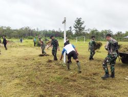 Sambut HUT RI Ke-79, Babinsa Ulilin Bersama Personel Satgas Kerja Bhakti Bersihkan Lapangan