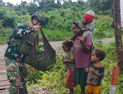 Rosita Satgas TNI Bahagiakan Mama Papua Dari Kampung Ulunmu