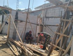 Babinsa Gotong-royong Bantu Renovasi Rumah Warga