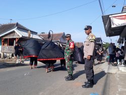 Babinsa Koramil 0818/14 Turen, Serma Rudi, Berdedikasi dalam Pengamanan Kirab Bantengan di Desa Gedogwetan
