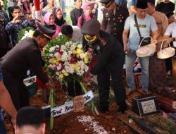 Mantan Kapolda Sumsel Irjen Pol. (Purn) Prof Dr Eko Indra Heri,MM hadiri pelepasan dan pemakaman Iptu (anm) Rivan Arief,SH,MSi