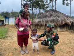 Buaya Putih Berbagi di Minggu Kasih, Pos Gome Satgas Yonif 323 Bagikan Makanan untuk Masyarakat