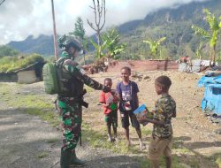 Anak-Anak Bilogai Sambut Gembira Pembagian Alat Tulis Satgas TNI