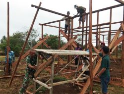 Bati Wanmil Koramil Ulilin Bersama Masyarakat Kerja Bhakti Bangun Rumah Guru MI