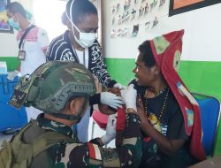 Satgas TNI Bekerjasama Dengan Puskesmas Sinak Gelar Imunisasi Polio Disambut Antusias Warga