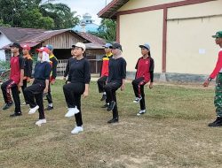 Prajurit Satgas TMMD Ke 121 Kodim 1210/Landak Latih Paskibraka Secara Cepat Dan Tepat Tingkat Kecamatan Air Besar