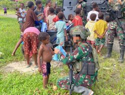 Komsos TNI Marinir Bagi Baju Gratis Disambut Gembira Warga Kuaserama