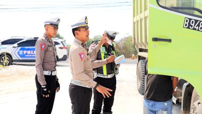 Tegas! Satlantas Polres Gresik Tindak Truk Muatan yang Tidak Mematuhi Ketentuan Tanpa Penutup Muatan