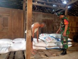 Babinsa Kawal Distribusi Pupuk Bersubsisi Agar Tepat Sasaran
