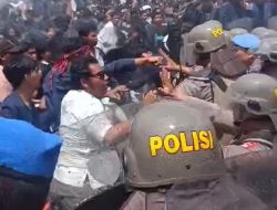 Ratusan Mahasiswa di NTB Ricuh Dengan Aparat Saat Demo DPRD Kawal Putusan MK