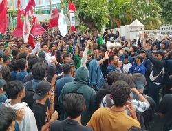 Demo di DPRD NTB Ricuh, Ratusan Mahasiswa Dipukul Mundur