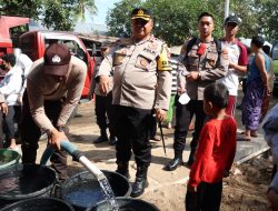 Kapolresta Mataram Pimpin Pendistribusian Air Bersih Untuk Masyarakat di Gunungsari