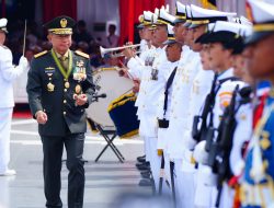 Panglima TNI Pimpin Upacara HUT Ke-79 TNI AL Di Perairan Teluk Jakarta