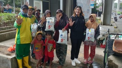 Anniversary Ke-5 Barometer99, Berbagi Paket Sembako ke Masyarakat Kurang Mampu