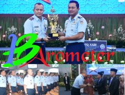 Pangkoops Udara I Serahkan Piala Bergilir Juara Umum MTQ XXII tahun 2021 kepada Kasau dalam Pembukaan MTQ XXIII TNI AU Tahun 2024