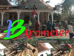 Membangun Keharmonisan Dengan Rakyat, Babinsa Desa Ponggok Bantu Warga Bangun Rumah