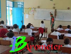 Bantu Cerdaskan Generasi Babinsa Koramil Kimaam Mengajar di Sekolah Dasar