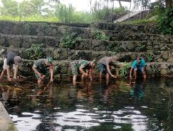 Jaga Kebersihan, Babinsa Desa Duren Bersama Warga Gotong Royong Bersihkan Sumber Air