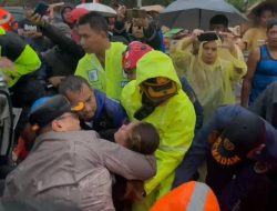 Di Bawah Guyuran Hujan, Kapolres Purwakarta Bantu Evakuasi Korban Tabrakan Beruntun di Tol Cipularang