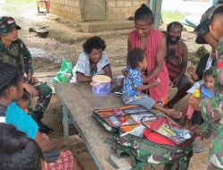 Jalin Kebersamaan, Satgas Yonif 131/BRS Beri Pelayanan Kesehatan ke Masyarakat Papua