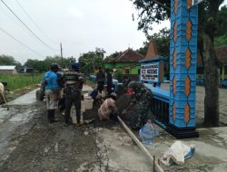 Tingkatkan Rasa Kebersamaan, Babinsa Koramil 15/Andong Bersama Warga Kerja Bakti Pengecoran Jalan