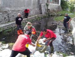 Babinsa Kelurahan Kepanjenkidul Bersama Warga Bangun Tanggul Penahan Abrasi dan Bersihkan Sampah di Sungai