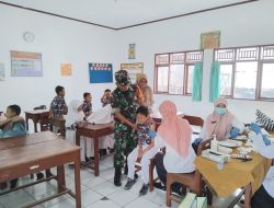 Jadi Superhero Kecil, Babinsa Kodim 0725/Sragen Beri Semangat Anak SD Saat Imunisasi BIAS