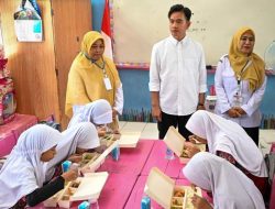 Wapres Gibran Tinjau Program Makan Gratis di SDN 103 Inpres Hasanuddin