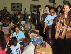 Tinjau Posko Pengungsian, Ketum Bhayangkari Juliati Sigit Prabowo Hibur Korban Erupsi Gunung Lewotobi