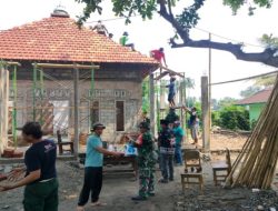 Bentuk Peduli, Babinsa Koramil 0808/15 Gandusari Bantu Warga Pasang Genteng Mushola