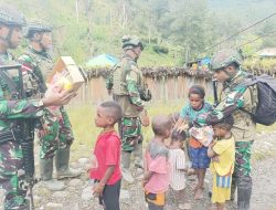 Wujudkan Kepedulian Sosial, Satgas Yonif 323 Kostrad Bagikan Sembako ke Warga Kampung Kondokwe