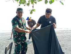 Lestarikan Lingkungan, Kodim 0825/Banyuwangi Bersama Elemen Masyarakat Bersihkan Pantai dan Tanam Pohon Cemara