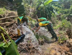 Jaga Fasilitas Umum, Satgas Pamtas Yonarmed 11 Kostrad dan Warga Perbaiki Saluran Pipa Air
