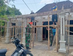 Laksanakan Tugasnya Sebagai Babinsa, Koptu Ngadiyono Bantu Renovasi Rumah Warga