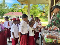 Peduli Pendidikan Anak-anak, Satgas Yonif 501 Kostrad Bagikan Alat-alat Tulis di Kampung Mupang